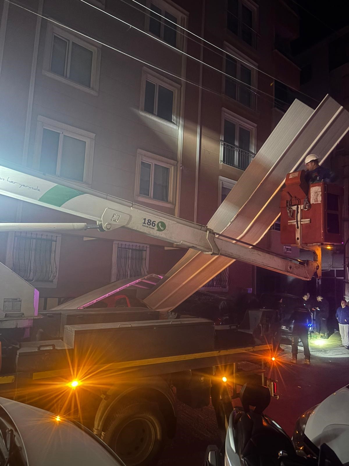 Ekipler hızla müdahale etti: Hasar gören araçlar ve kurtarılan paneller