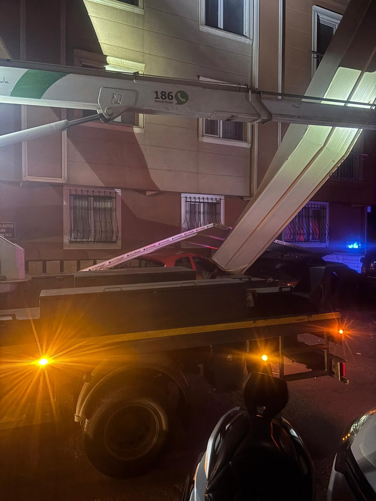 Uçan çatı parçaları otomobillere hasar verdi