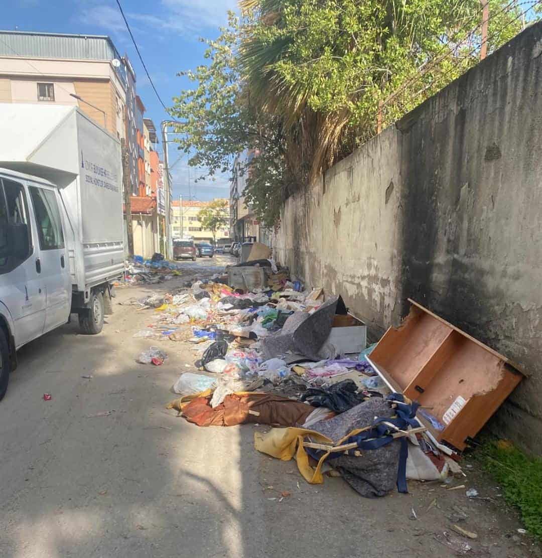 Mahalle sakinleri çukurlardan ve çöplerden şikayetçi