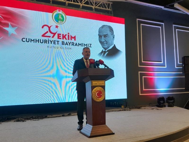 Vali Elban kürsüden konuşuyor