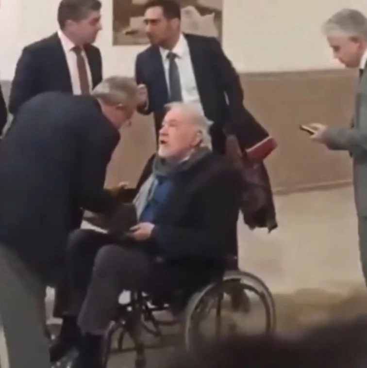 İlber Ortaylı tekerlekli sandalye ile geldi