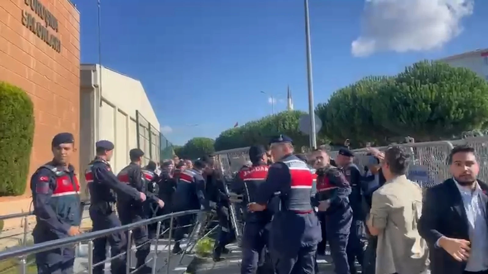 Imamoğlu Davası Barikatlar Yıkıldı