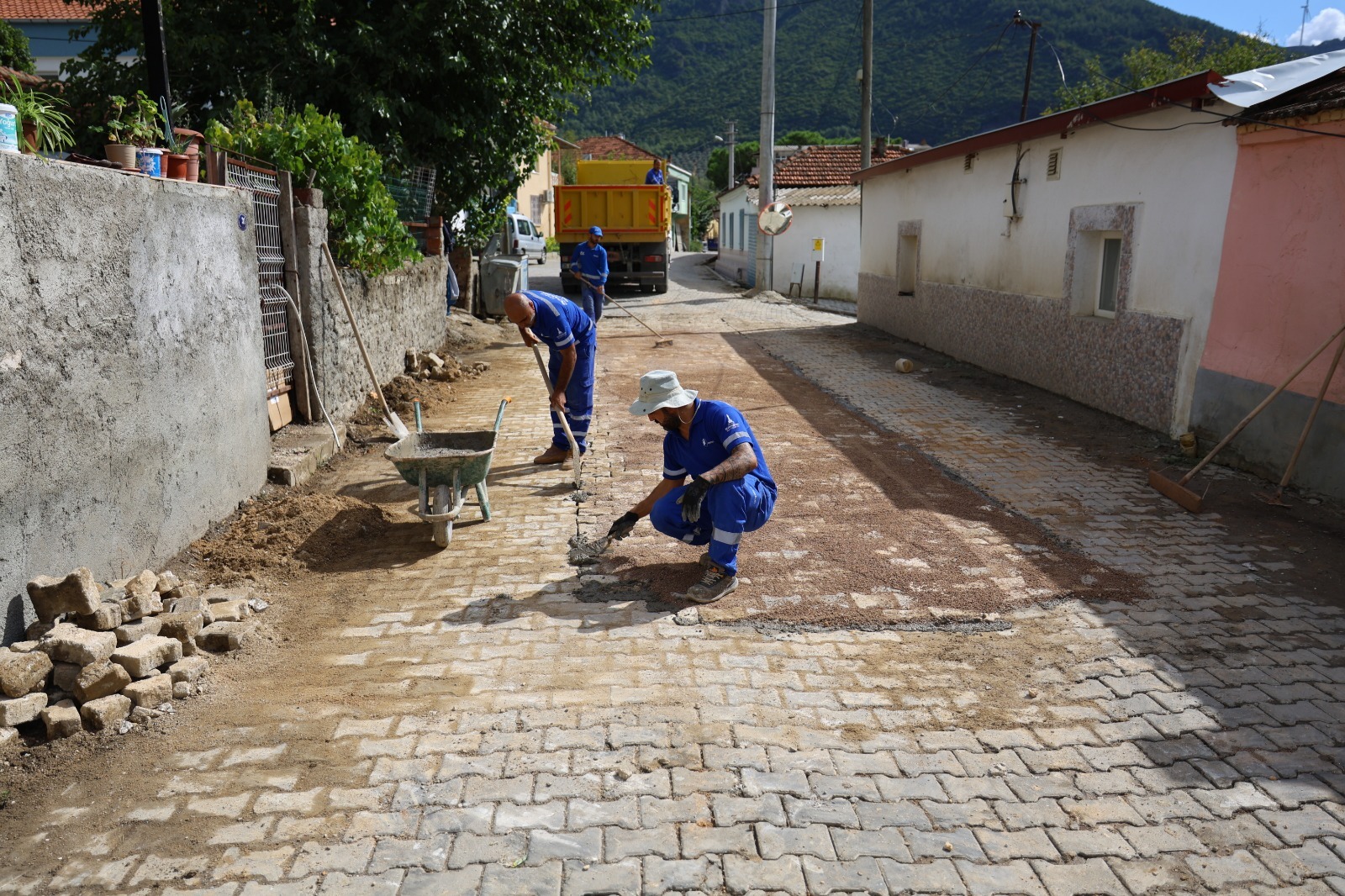 Gökçealan ve kent genelinde yol düzenlemeleri sürüyor