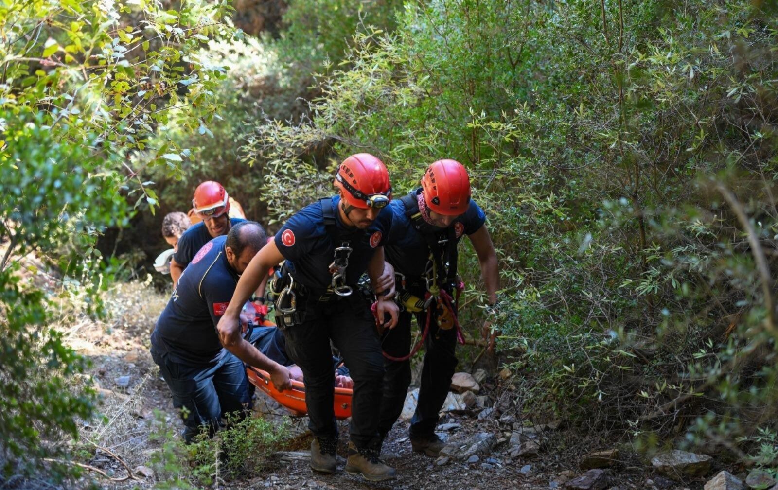 Dik patikalarda helikopter sedye ile ilerlediler
