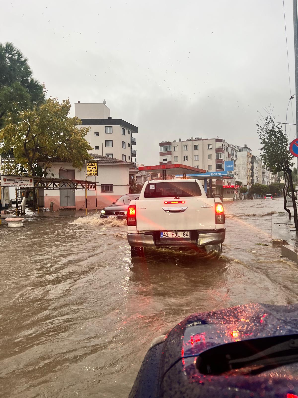 Altyapı iflas etti: Rögar ve kanallar baskıya dayanamadı