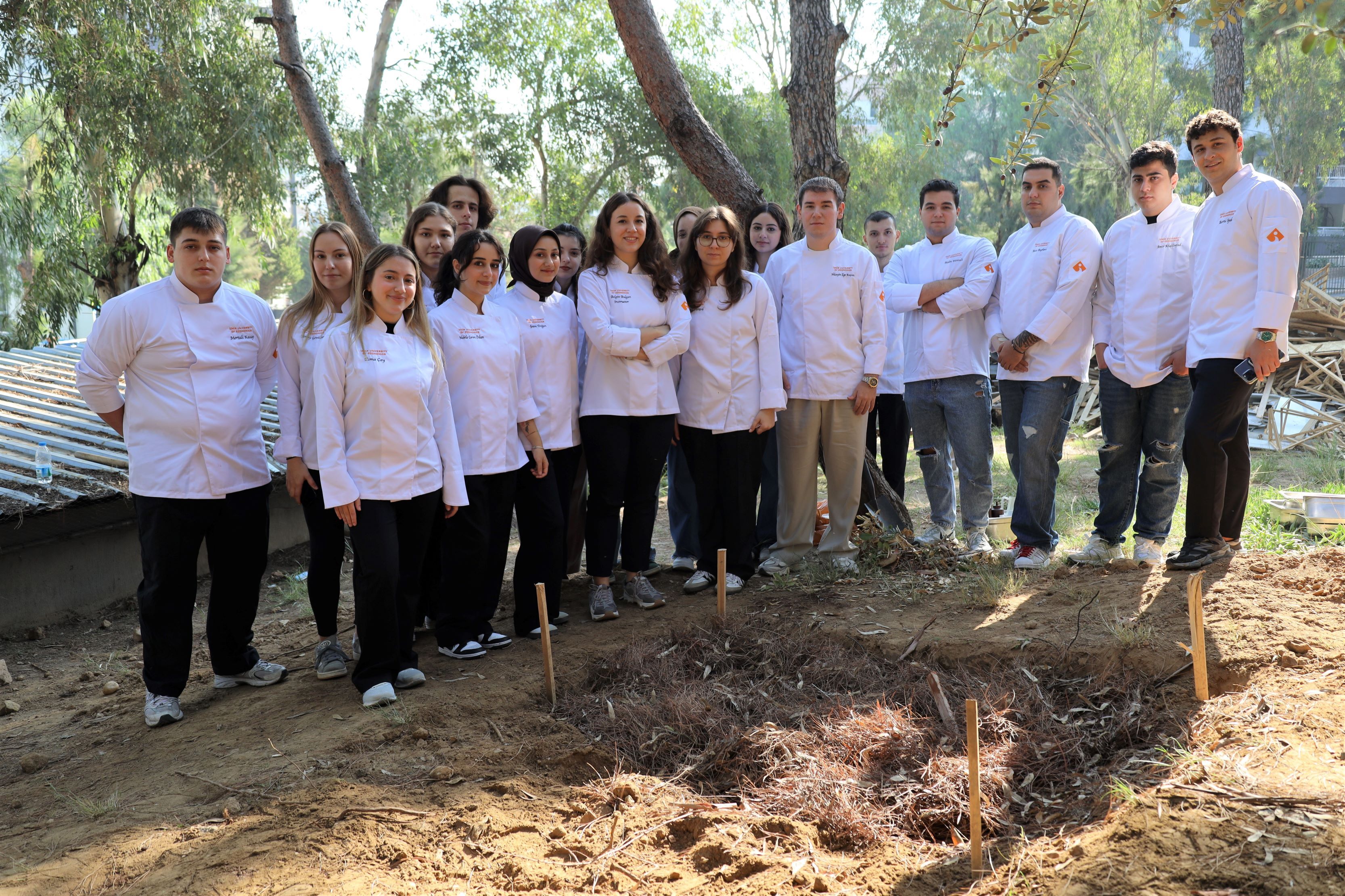 İzmir Ekonomi Üniversitesi (İeü) Gastronomi Ve Mutfak Sanatları Bölümü Öğrencileri, Sürdürülebilirlik Konusunda Örnek Bir Farkındalığa Imza Atarak Mutfaktaki Atıkları Kompost Gübreye Dönüştürdü. 1