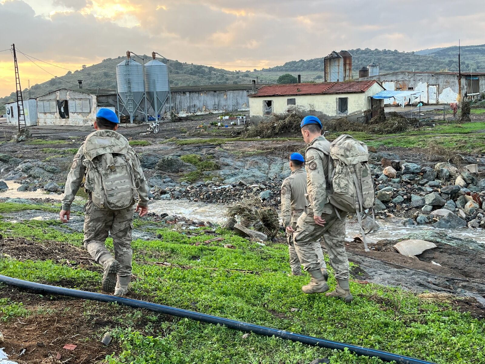 izmir-focada-selde-kaybolan-vatandas-icin-arama-calismalari-yeniden-basladi