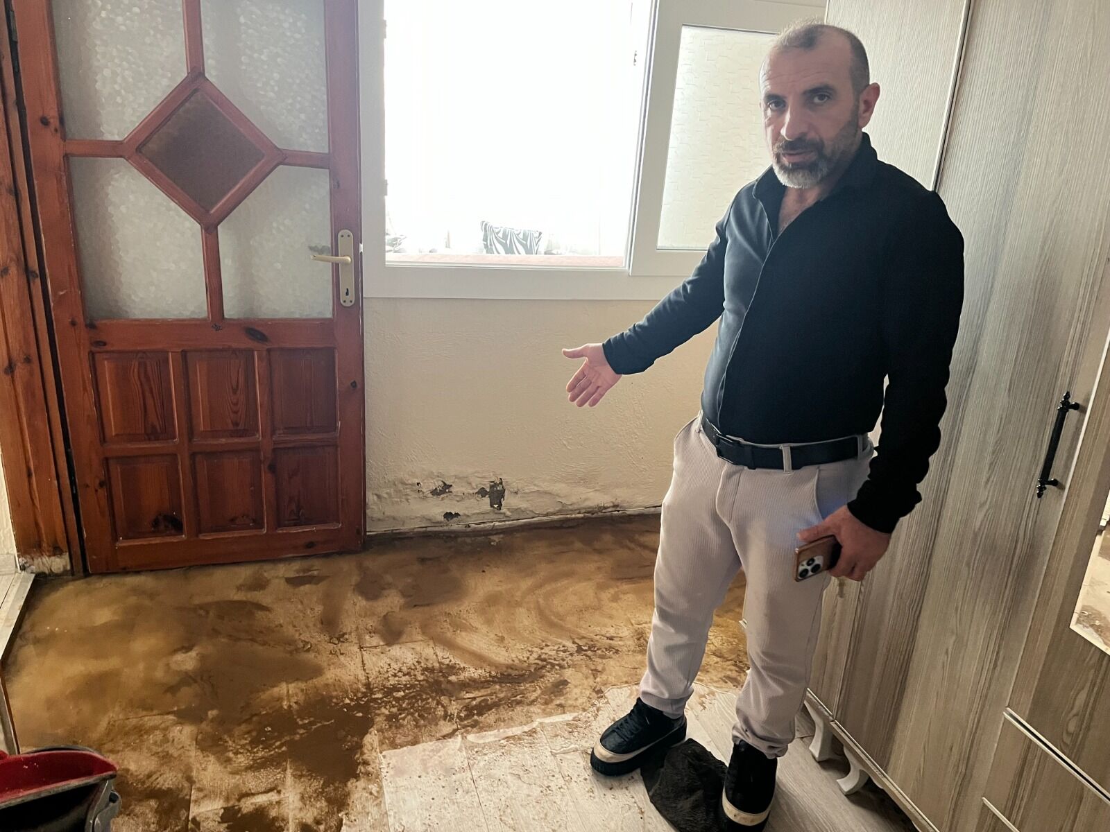 Dört haftalık sızıntı evi yaşanmaz hale getirdi