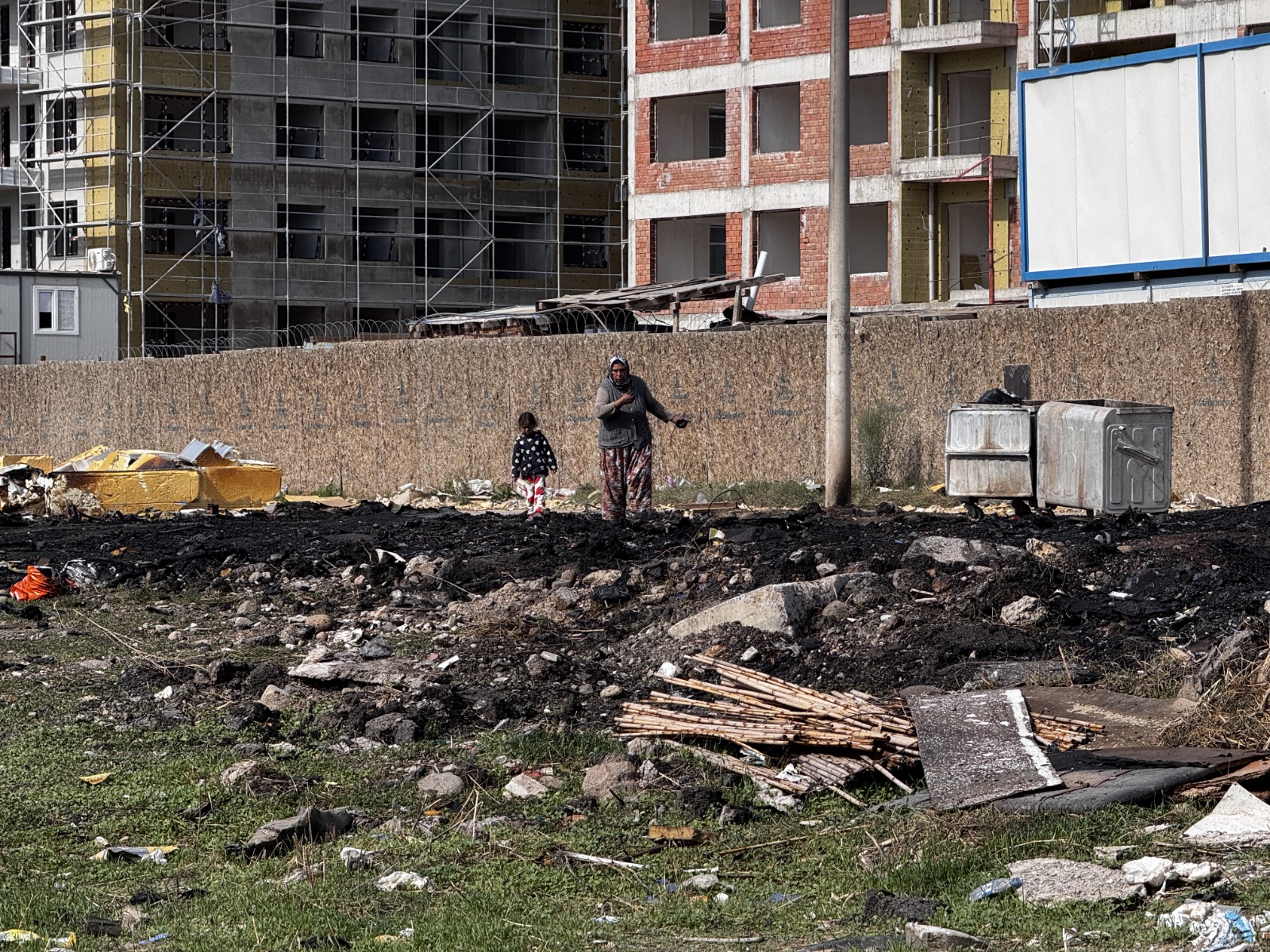 Siyah dumanlar körfezin karşı kıyısından görüldü