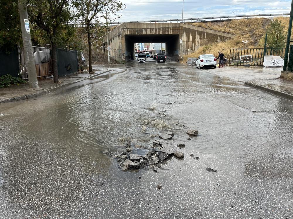 İzmir'de Etkili Lan Sağanak Sonrası Yollar Göle Döndü