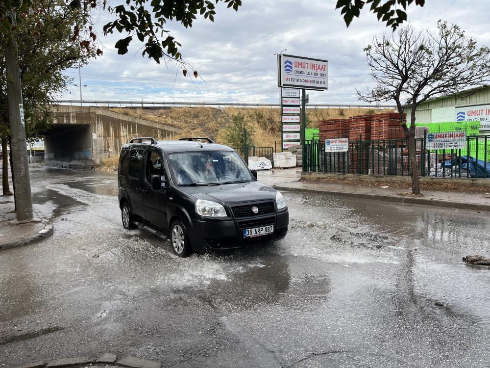 İzmir'de Etkili Olan Sağanak Sonrası Yolar Göle Döndü