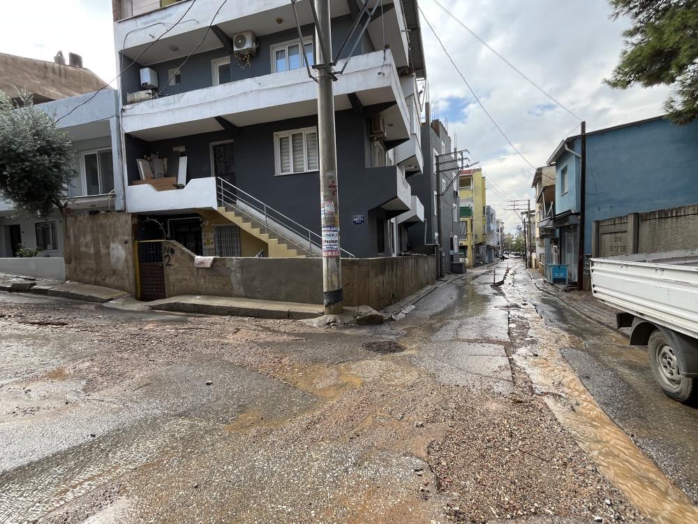 İzmir'de Etkili Olan Sağanak Sonrası Yollar Göle Döndü