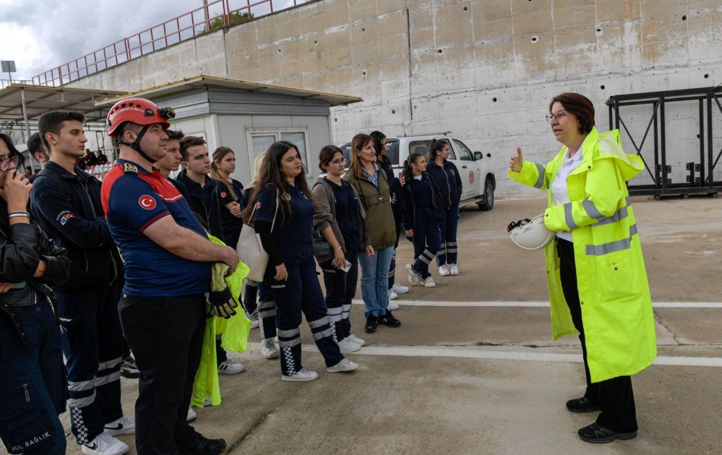 Yağmur altında enkaz kurtarma uygulaması