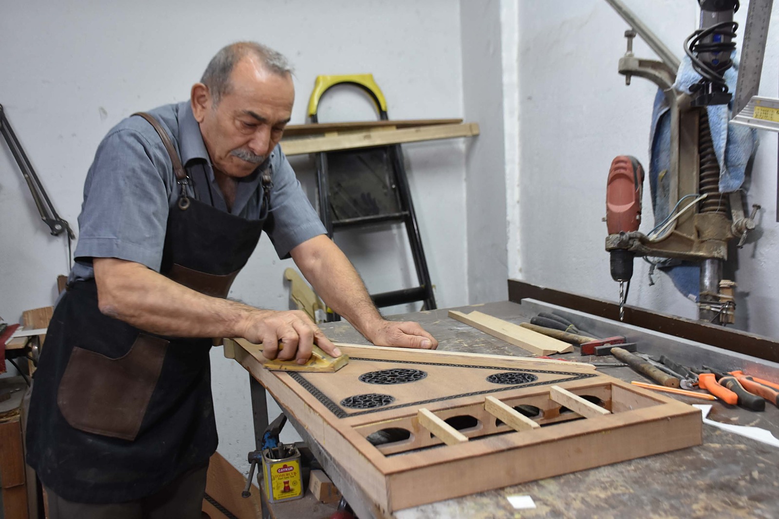 Zorlu bir meslek: Kanun yapımını alaylı olarak öğrendi