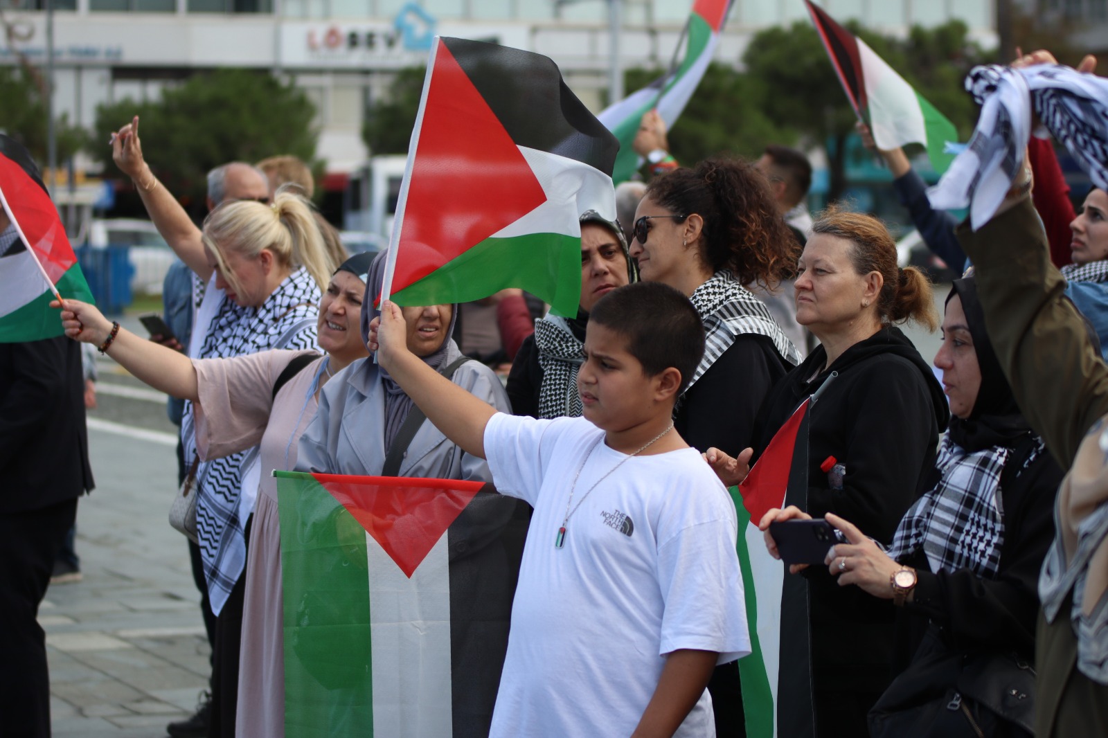 "İsrail zulmün tarafında: Bizleri yıldıramaz"