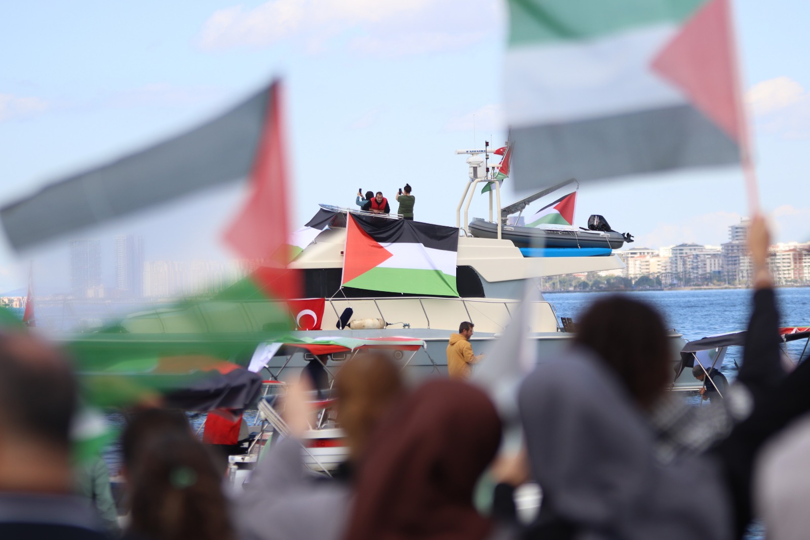 "İsrail zulmün tarafında: Bizleri yıldıramaz"