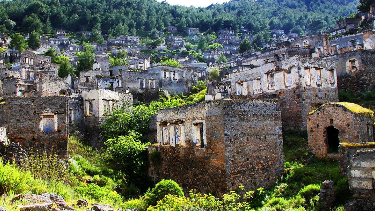 İzmir'in Lübbey'inin Kaderine Ortak Oldu Turizm Cennetinde Terkedilmiş Bir Köy! (1)