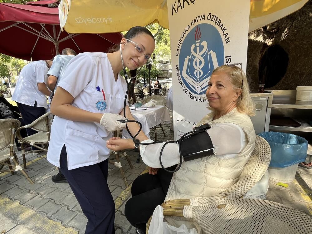 İzmirli Lise Öğrencilerinden Yaşlılara Sağlık Eli