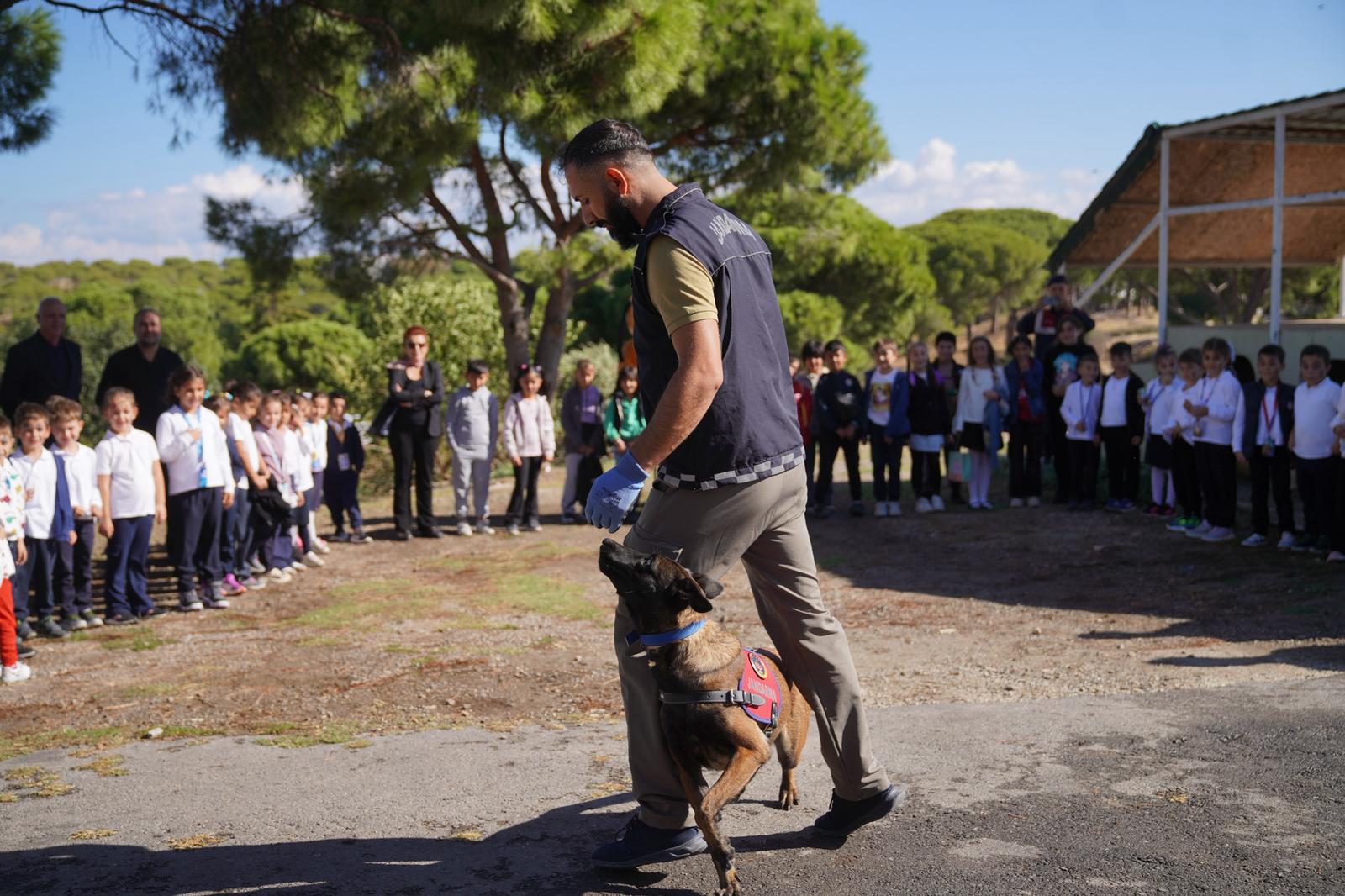 Jandarma Arama Kurtarma Köpeği Çilek Çocukların Sevgilisi Oldu