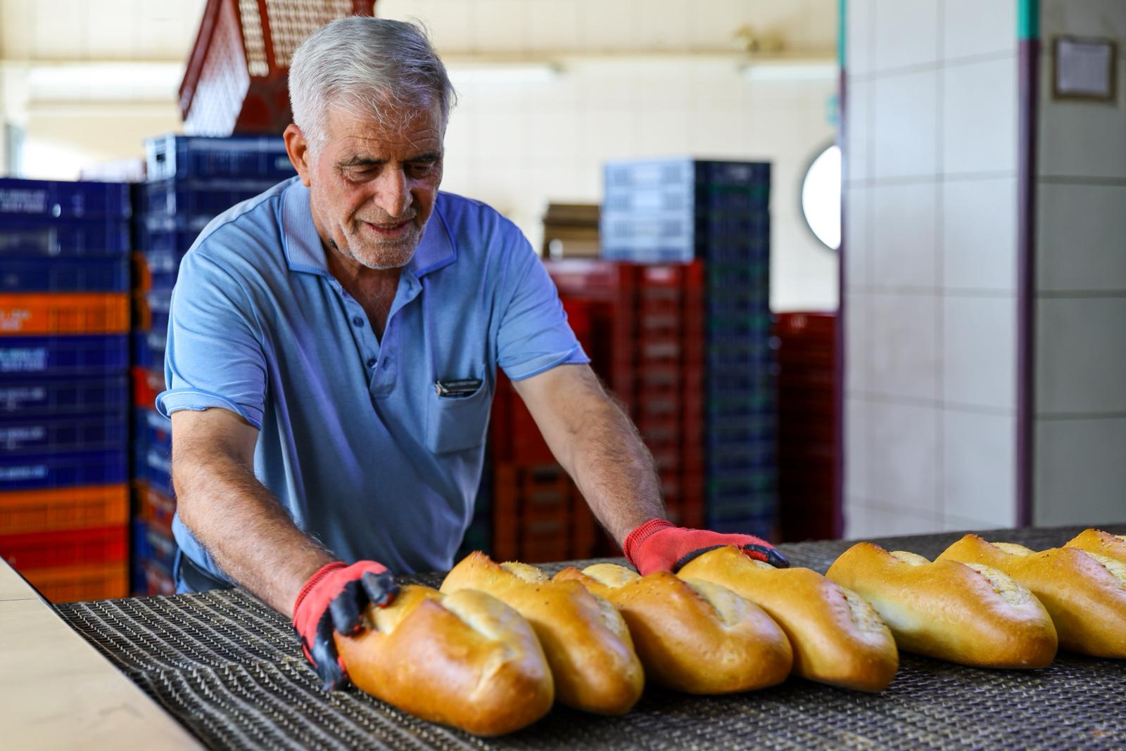Karabağlar Belediyesi Askıda Ekmek Projesini Başlattı (2)