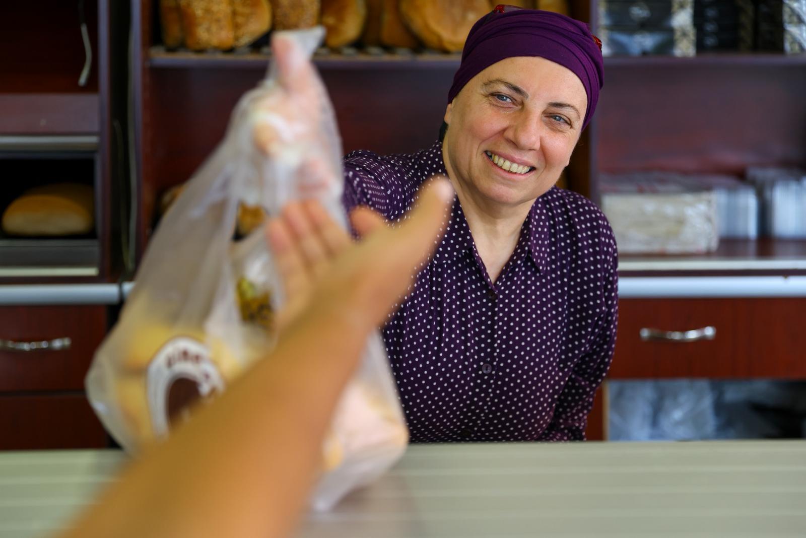 Karabağlar Belediyesi Askıda Ekmek Projesini Başlattı (3)