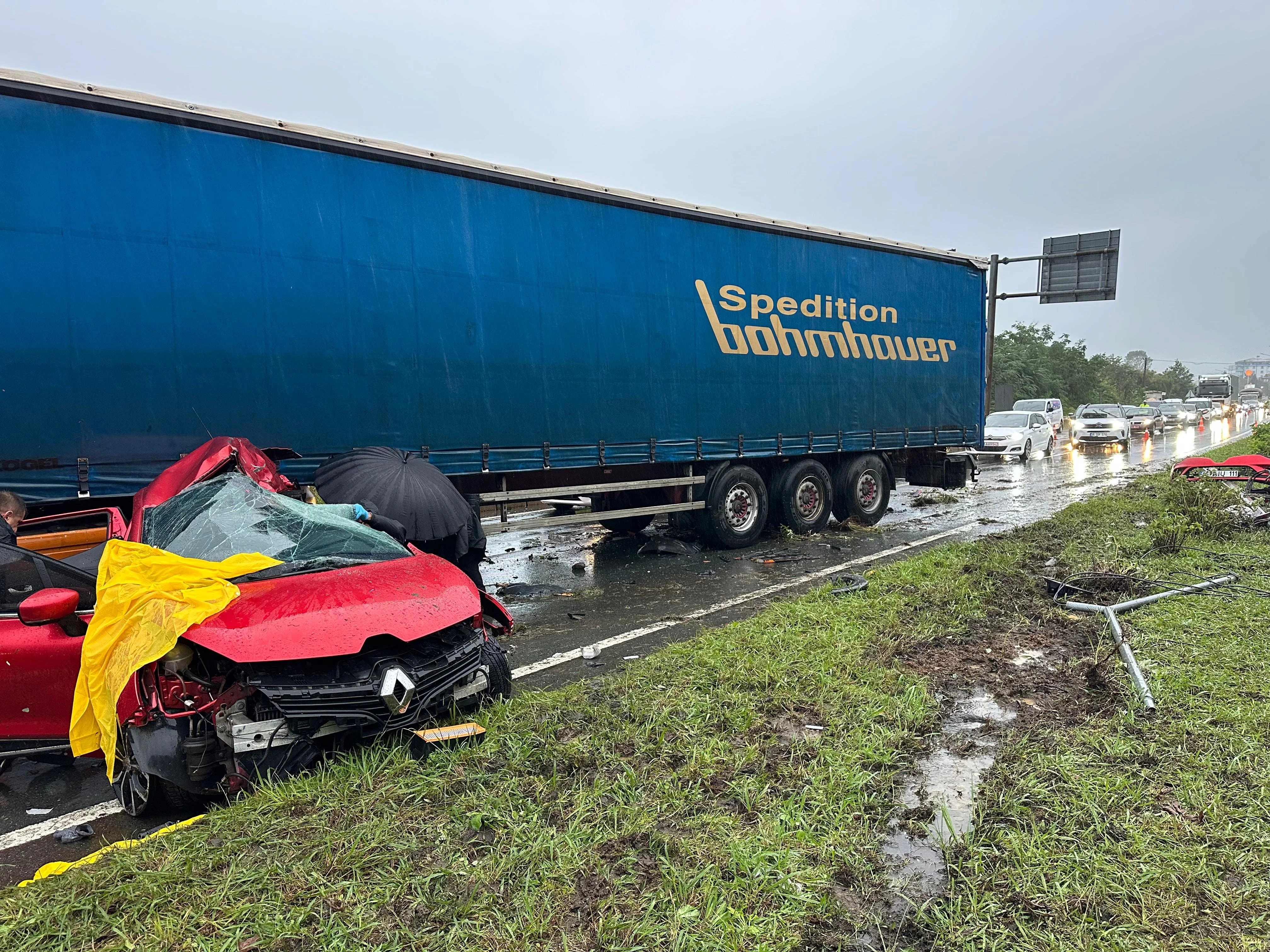 Trafik yan yoldan sağlandı