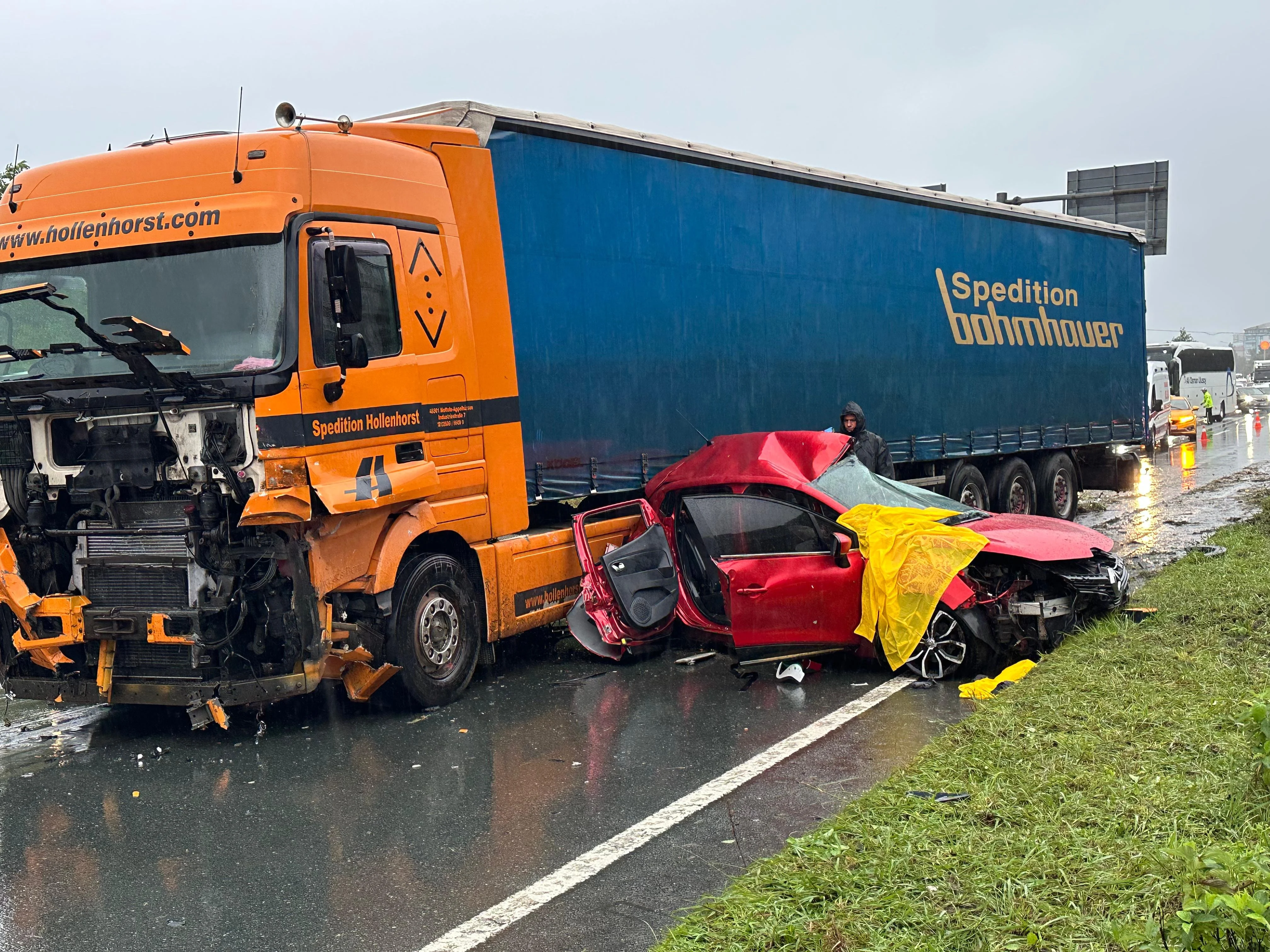 İki kişi olay yerinde hayatını kaybetti