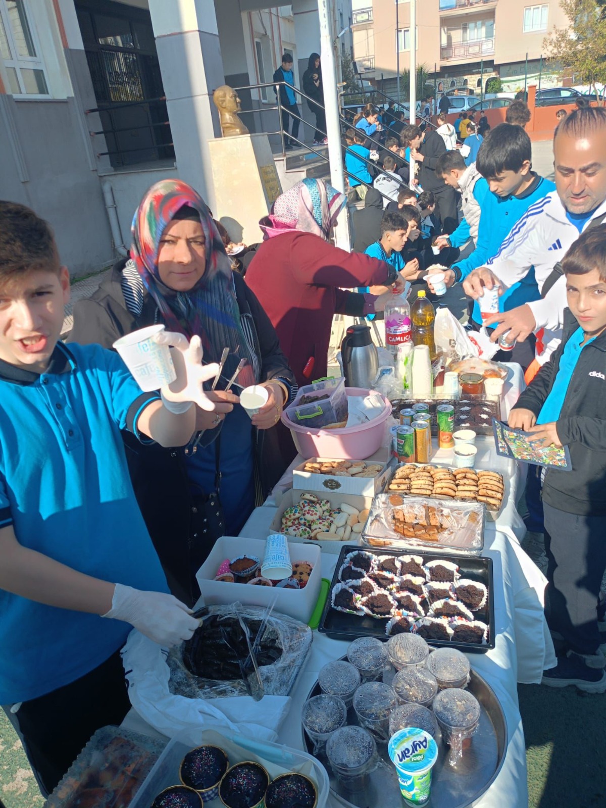 Gönüllü katkılarla hazırlanan ürünler büyük ilgi gördü
