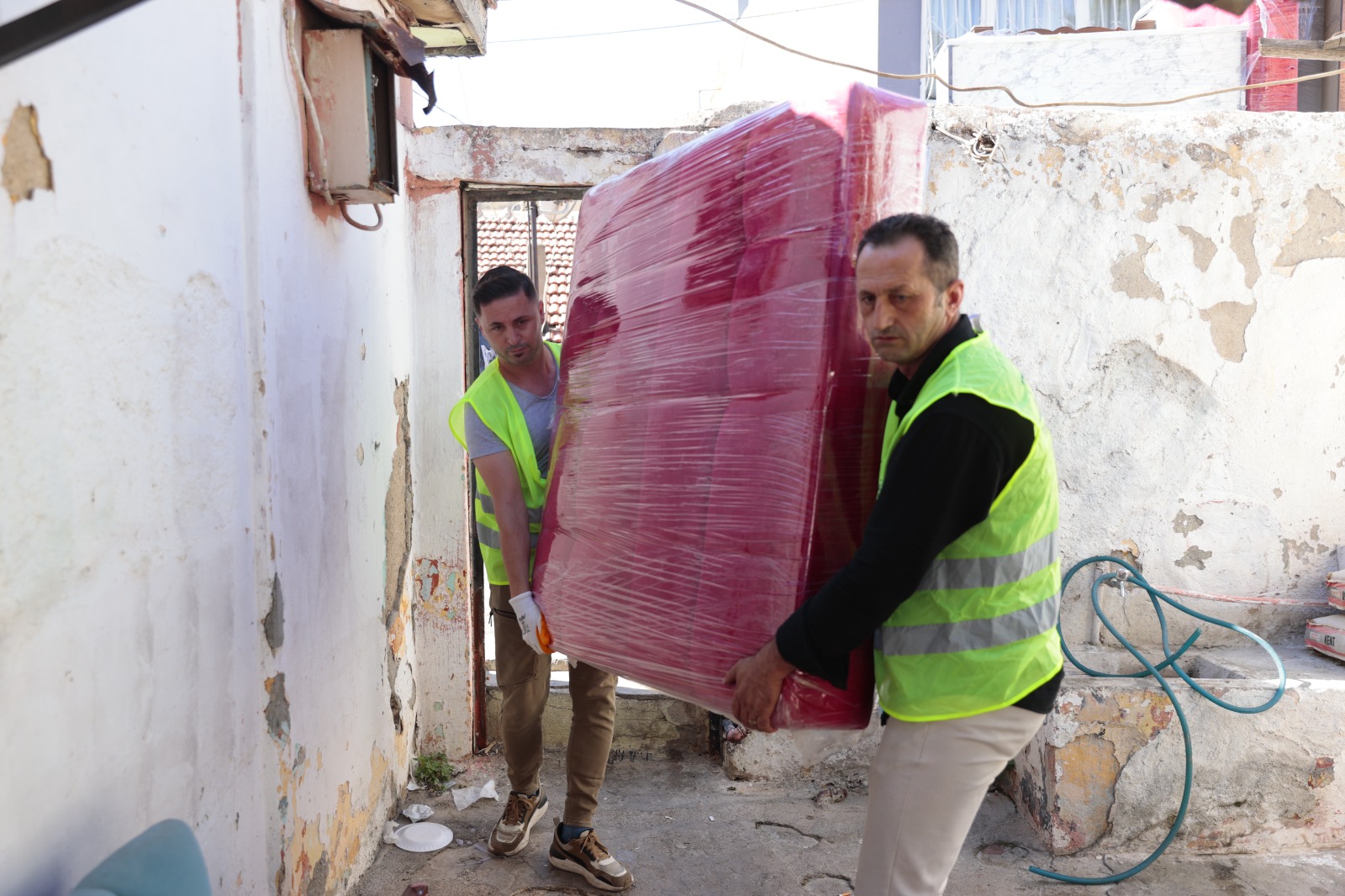 Konak’ta ‘Evden Eve Dayanışma’ Devam Ediyor (5)