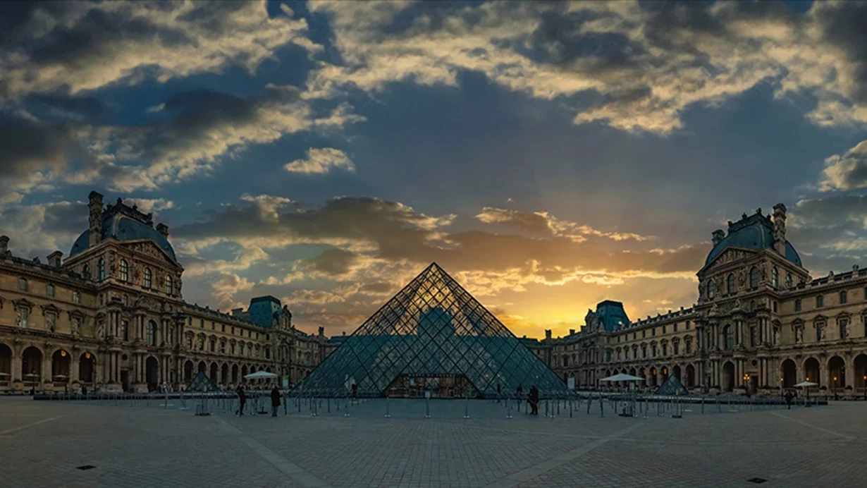 Louvre Müzesi Soygundan 3 Gün Sonra Yeniden Ziyarete Açıldı