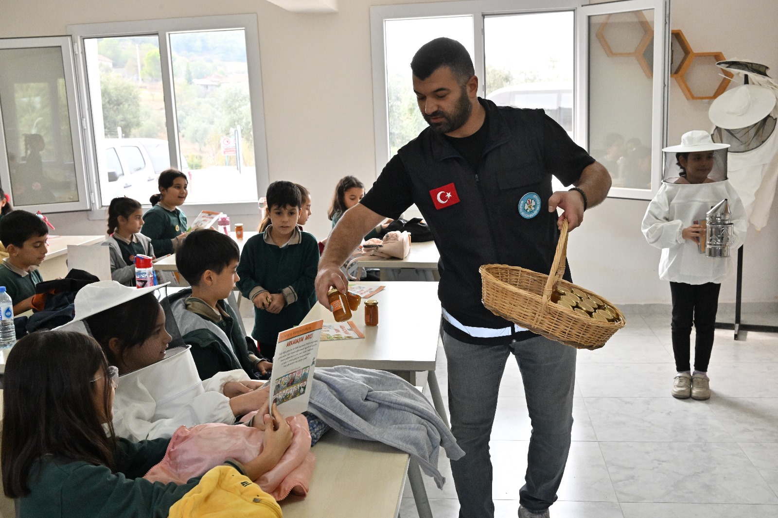 Manisalı Öğrenciler Arıların Önemini Öğreniyor (19)