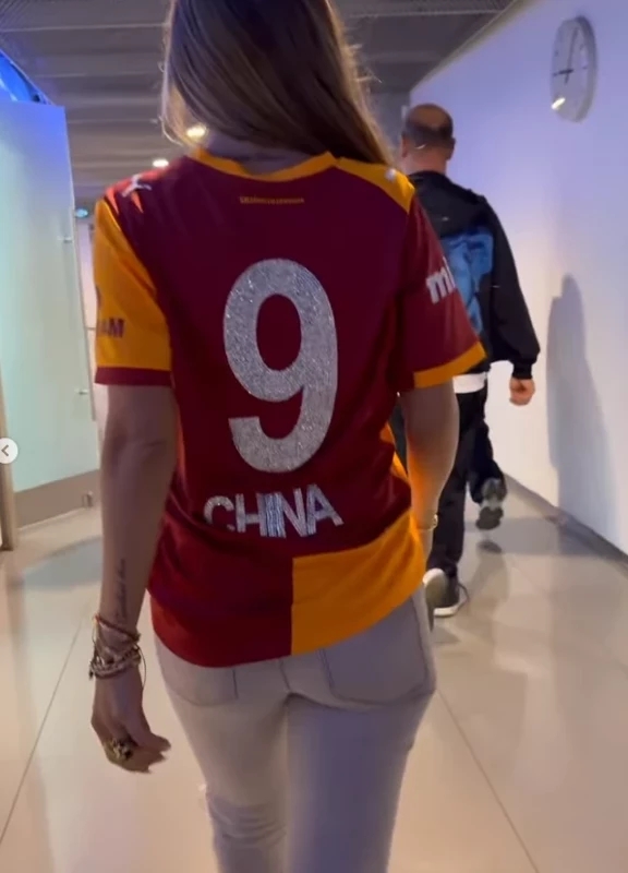 Mauro Icardi China Suarez’e Forma Hediyesi 1