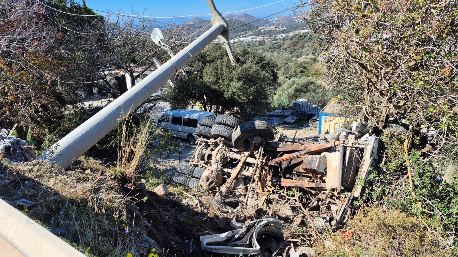 İtfaiye ve iş makineleri seferber oldu