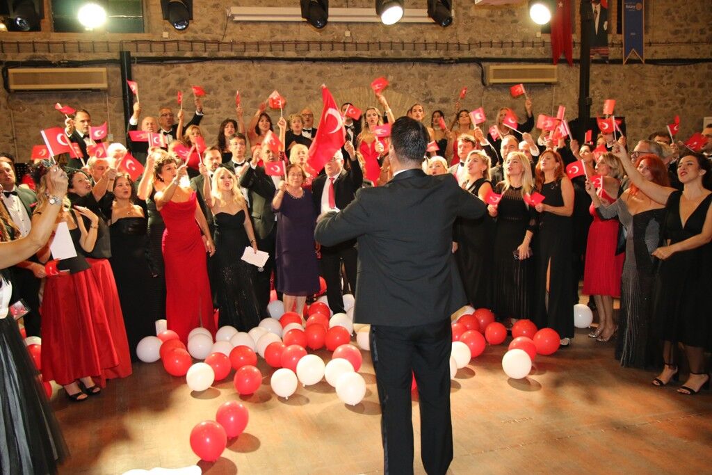 Rotary’den Cumhuriyet’in 102. Yılına Yakışan Gece Cumhuriyet Balosu’nda Coşku Zirvedeydi Foto (10)