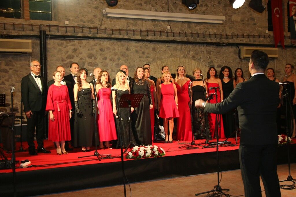 Rotary’den Cumhuriyet’in 102. Yılına Yakışan Gece Cumhuriyet Balosu’nda Coşku Zirvedeydi Foto (11)