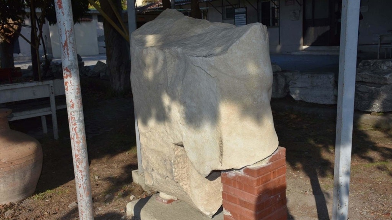 Smyrna’da Heykel Parçası 2