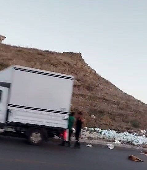 Duyarlı vatandaş kameraya aldı: Yoğurtlar kovalarla yol kenarına boşaltıldı