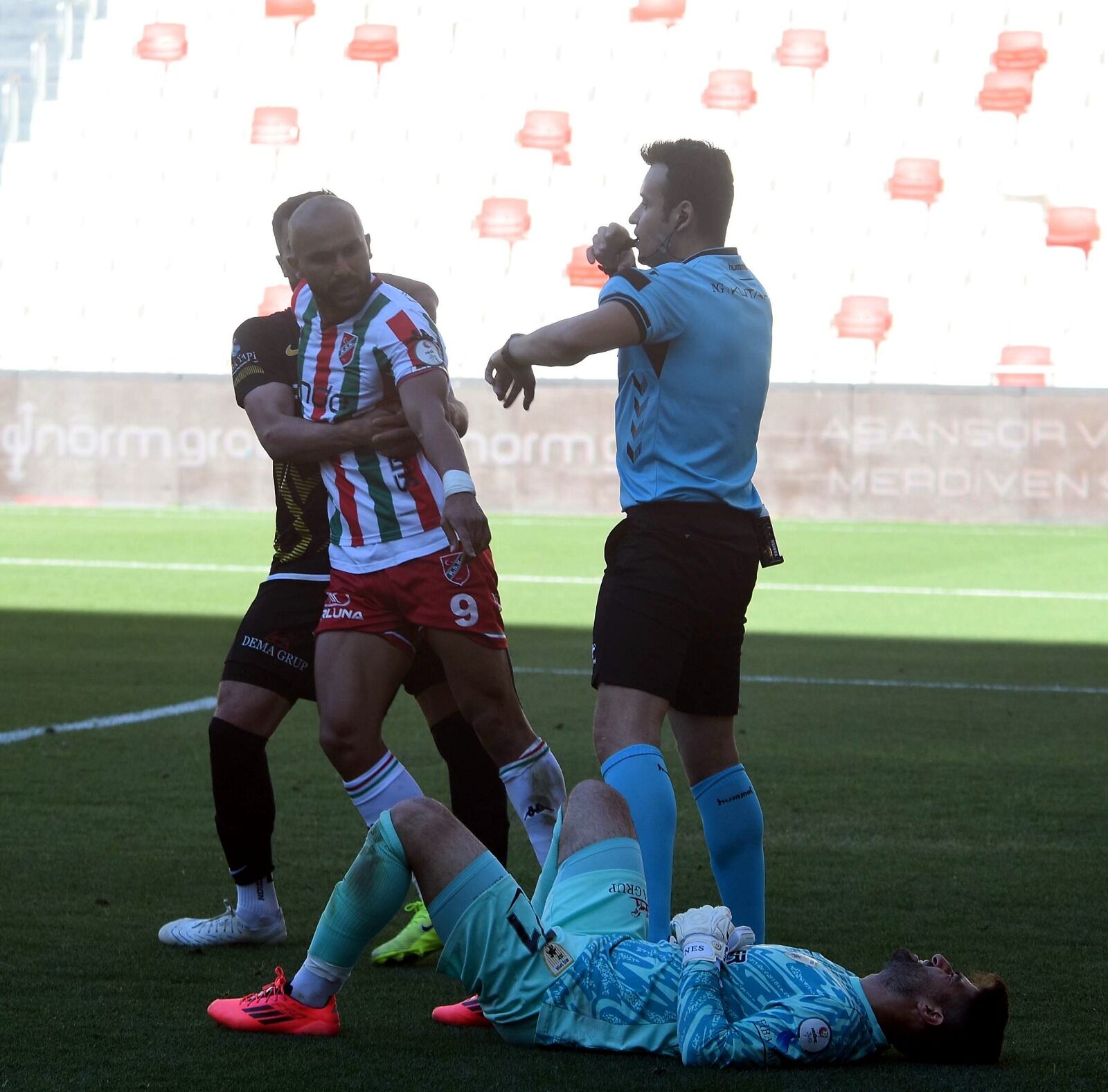 Tartışmalı Play-Off hakemi de listede