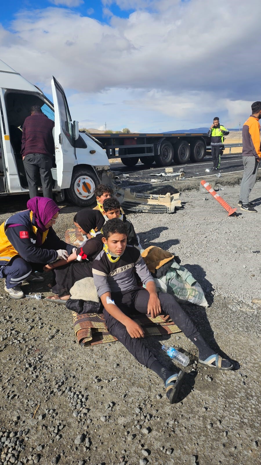 Yaralılar hastanelere kaldırıldı, karayolu yeniden açıldı