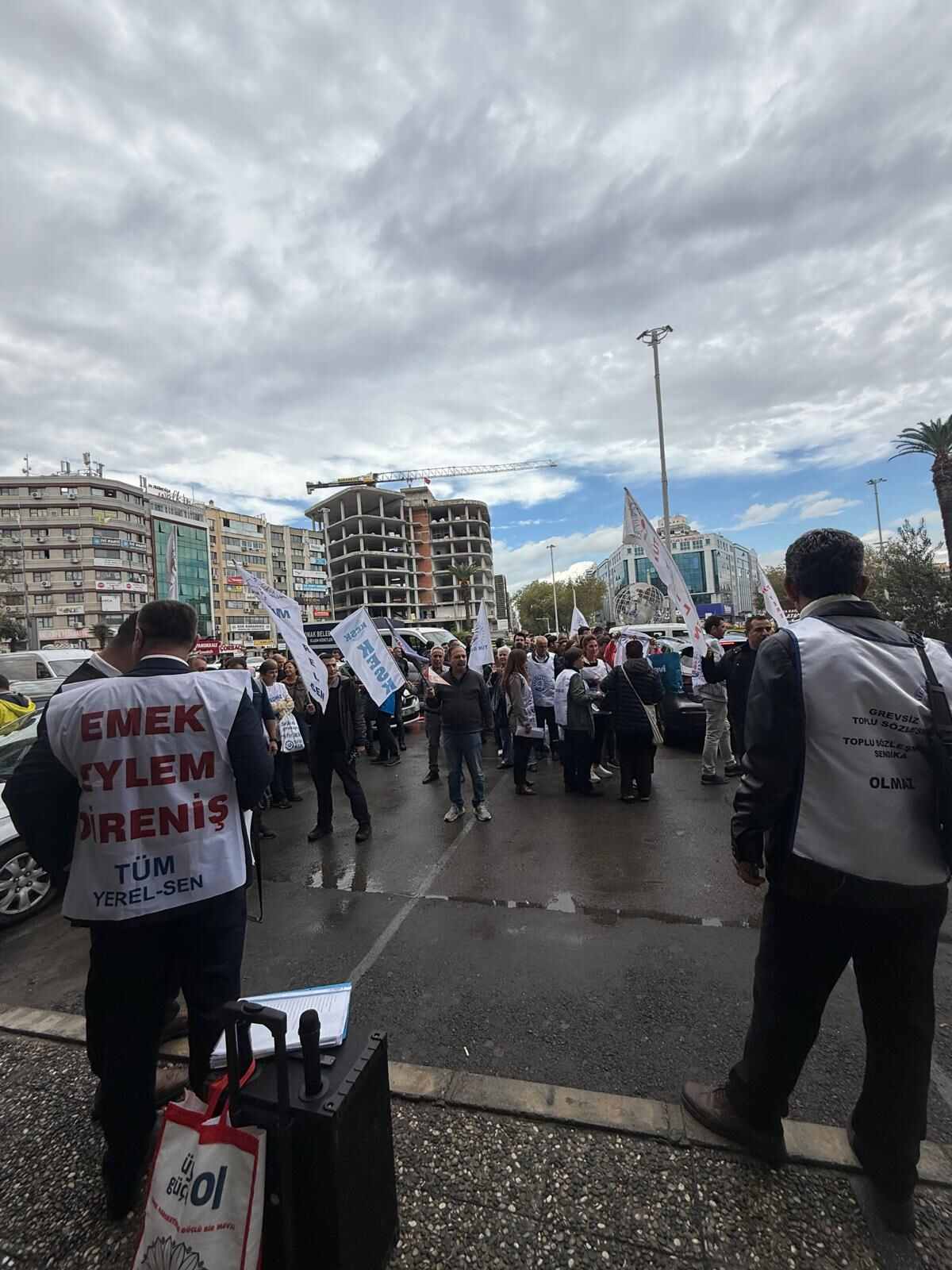 Tüm Yerel Sen üyesi memurlardan tencere tavalı eylem