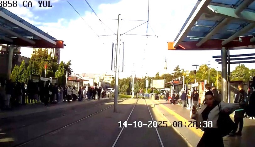 Yola Atlayan Kadın 1