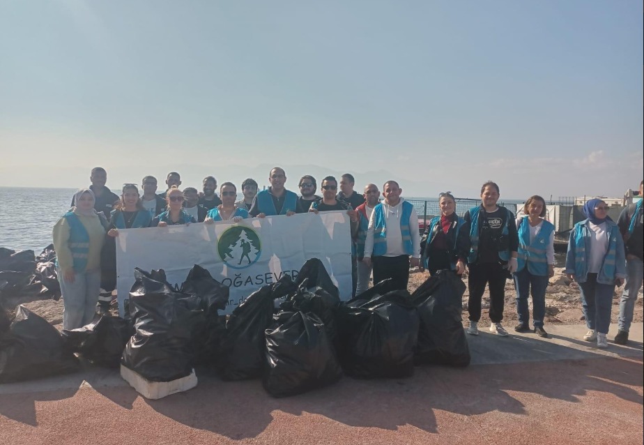 Yüzden fazla gönüllü karadan ve denizden destek verdi