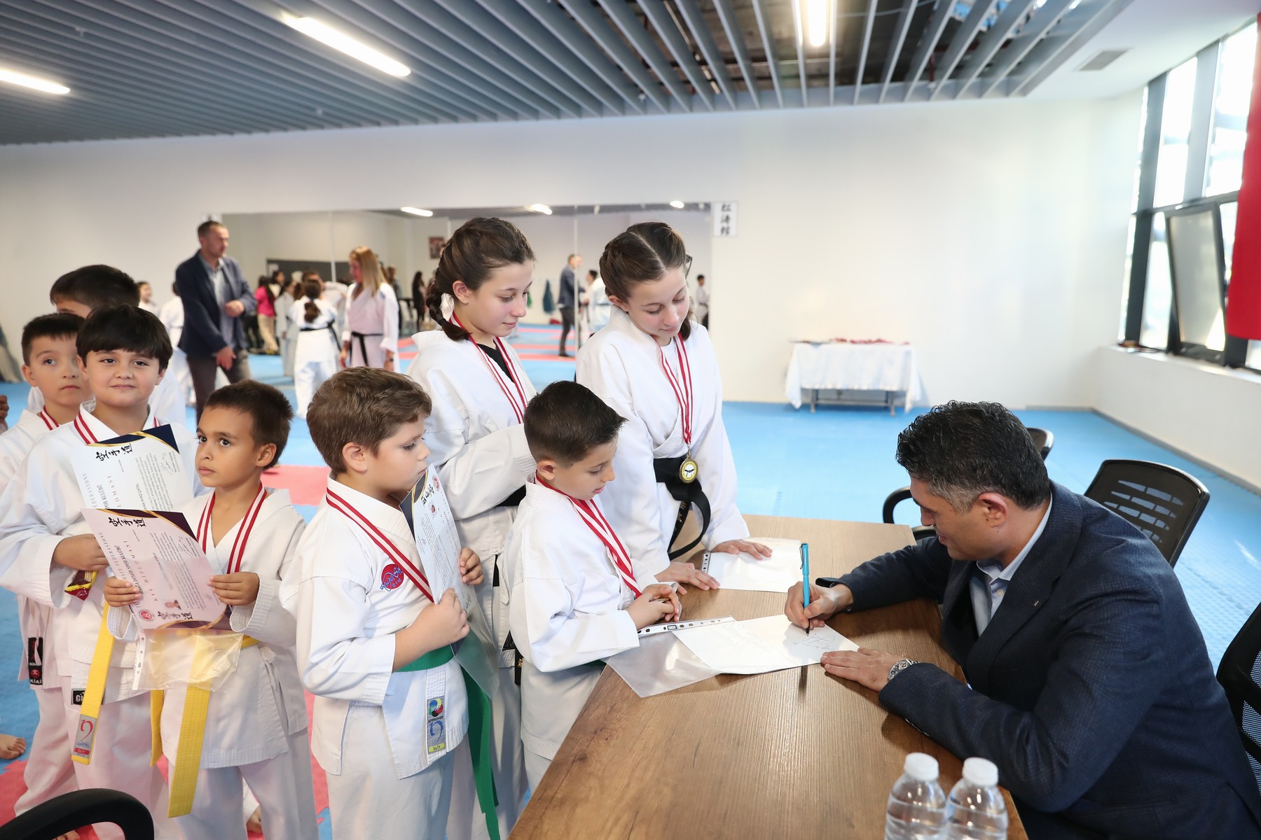Aliağa Belediyesi Karate Kursunda 75 Sporcu Yeni Kuşağına Kavuştu (19)