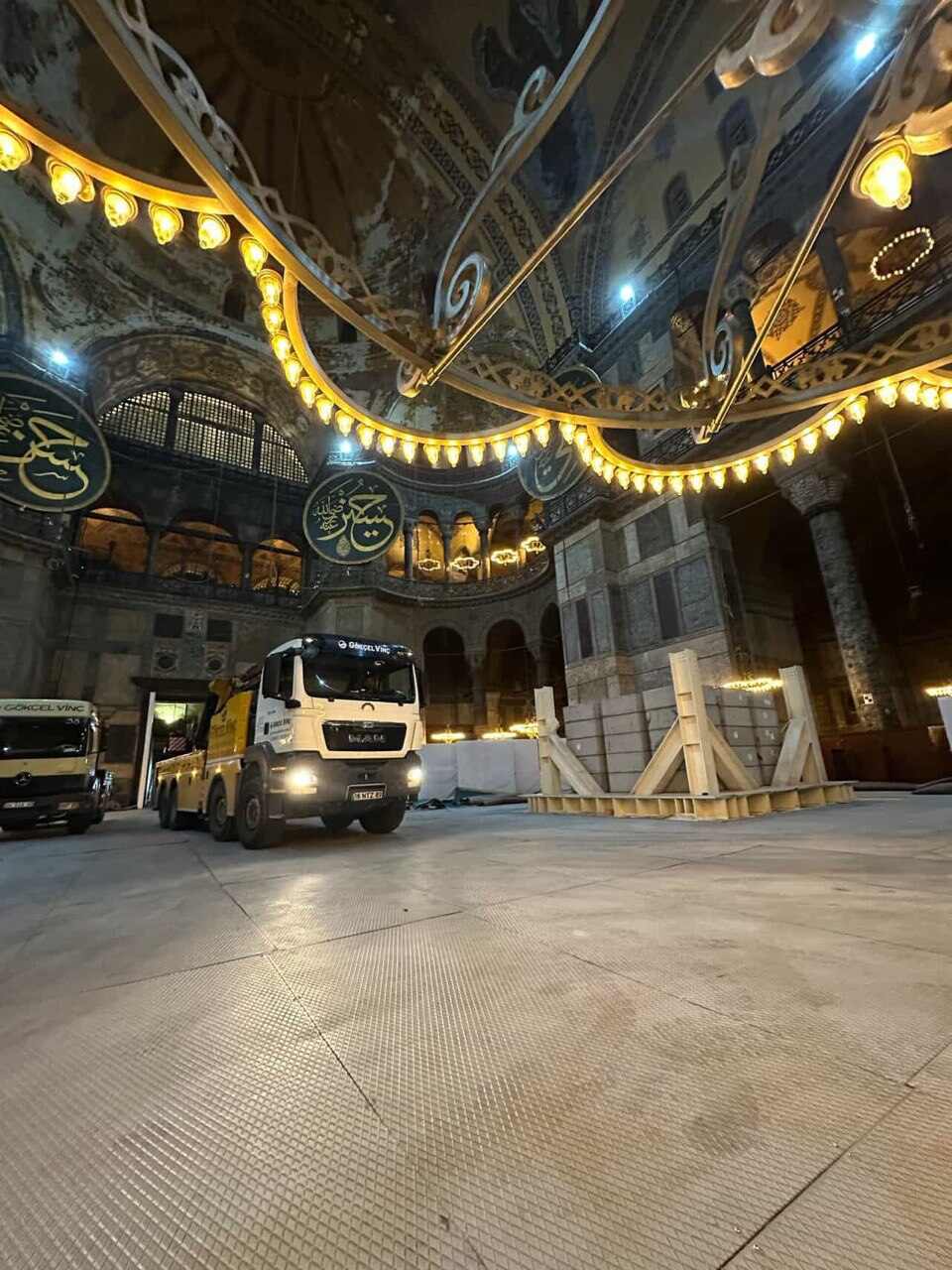 Ayasofya'da dev vinç