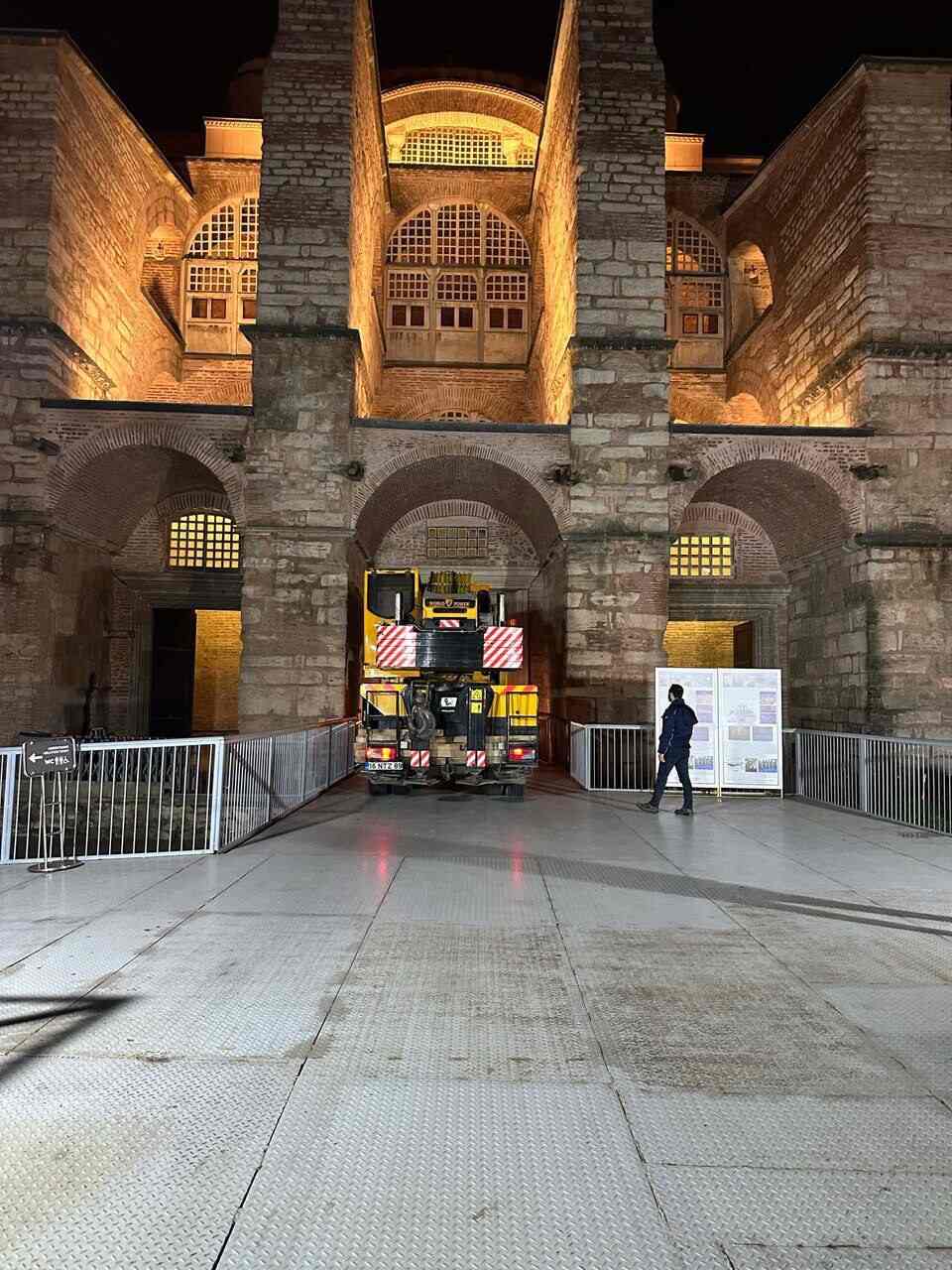 Ayasofya'da dev vinç