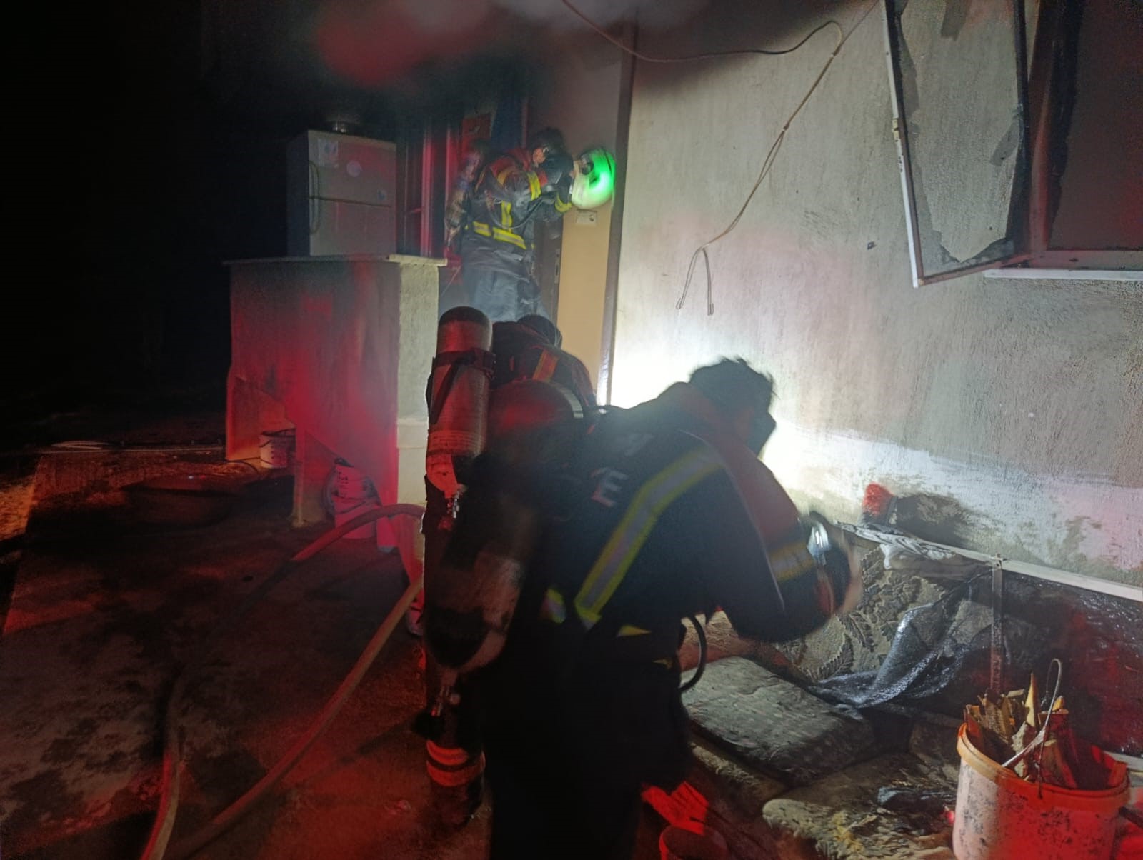 Ev sahibi yangına kendi imkanlarıyla müdahale etti