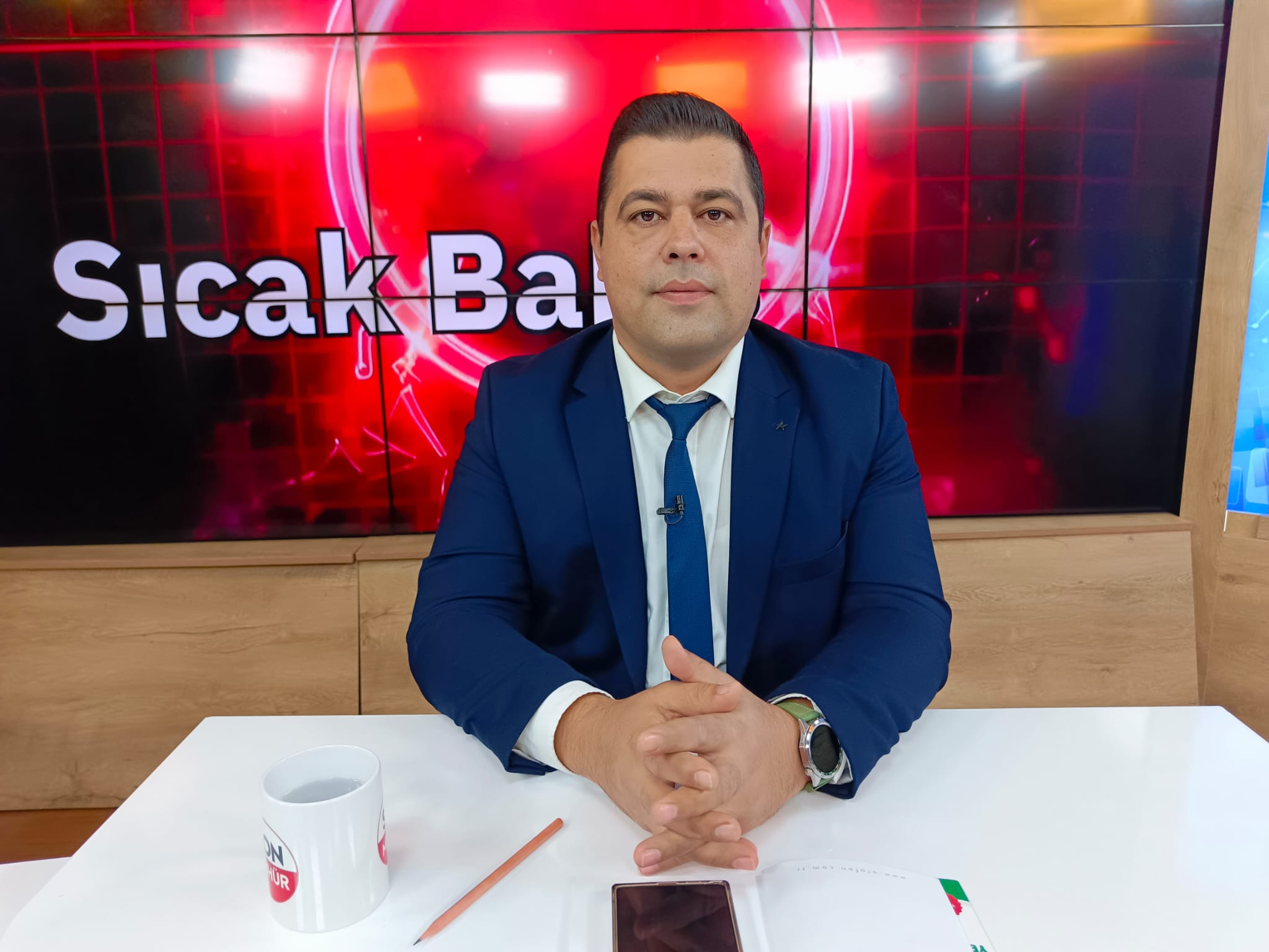 Bayraklı, kitabını yazıyor...