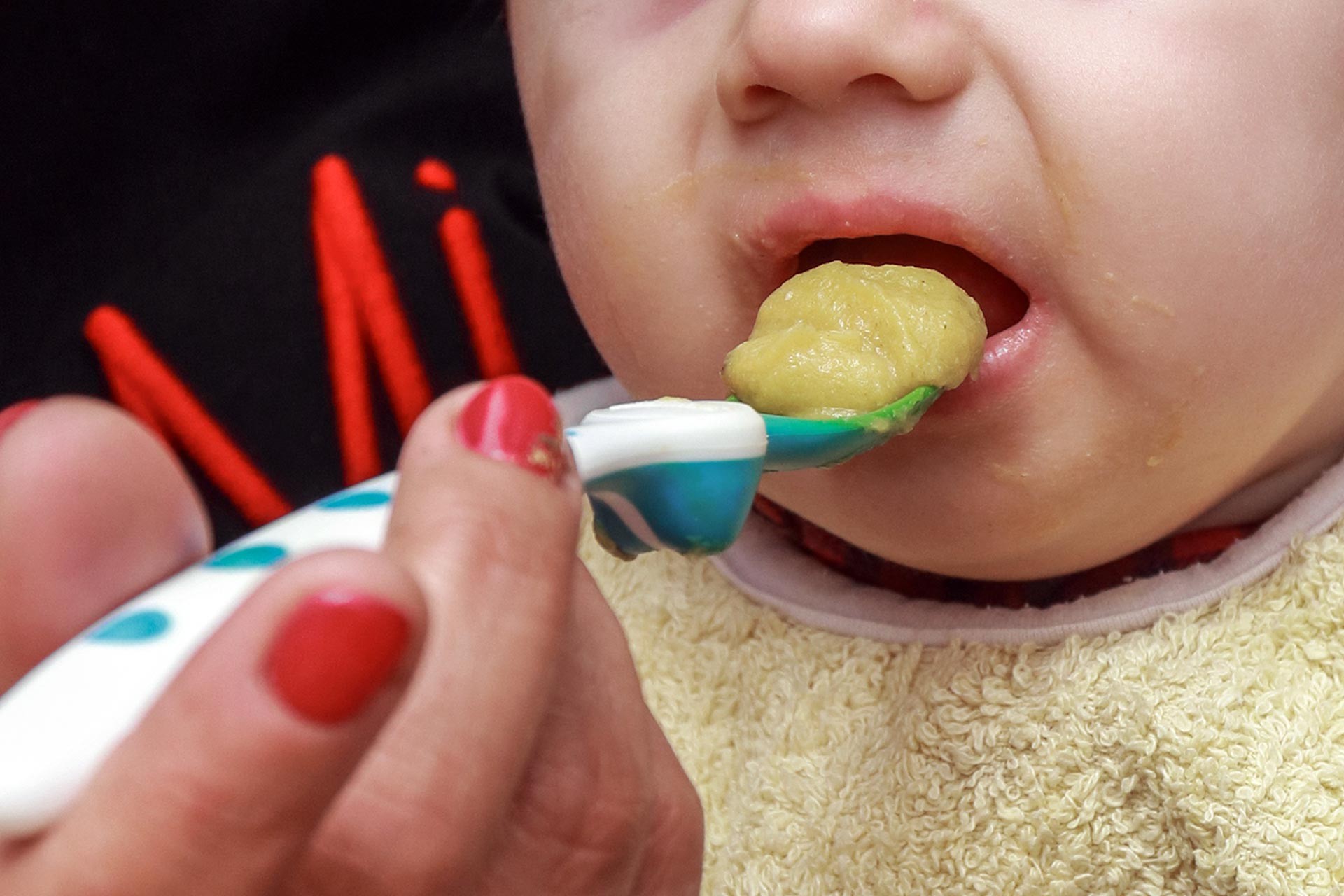 Bebek Maması Yiyen Bebek 1