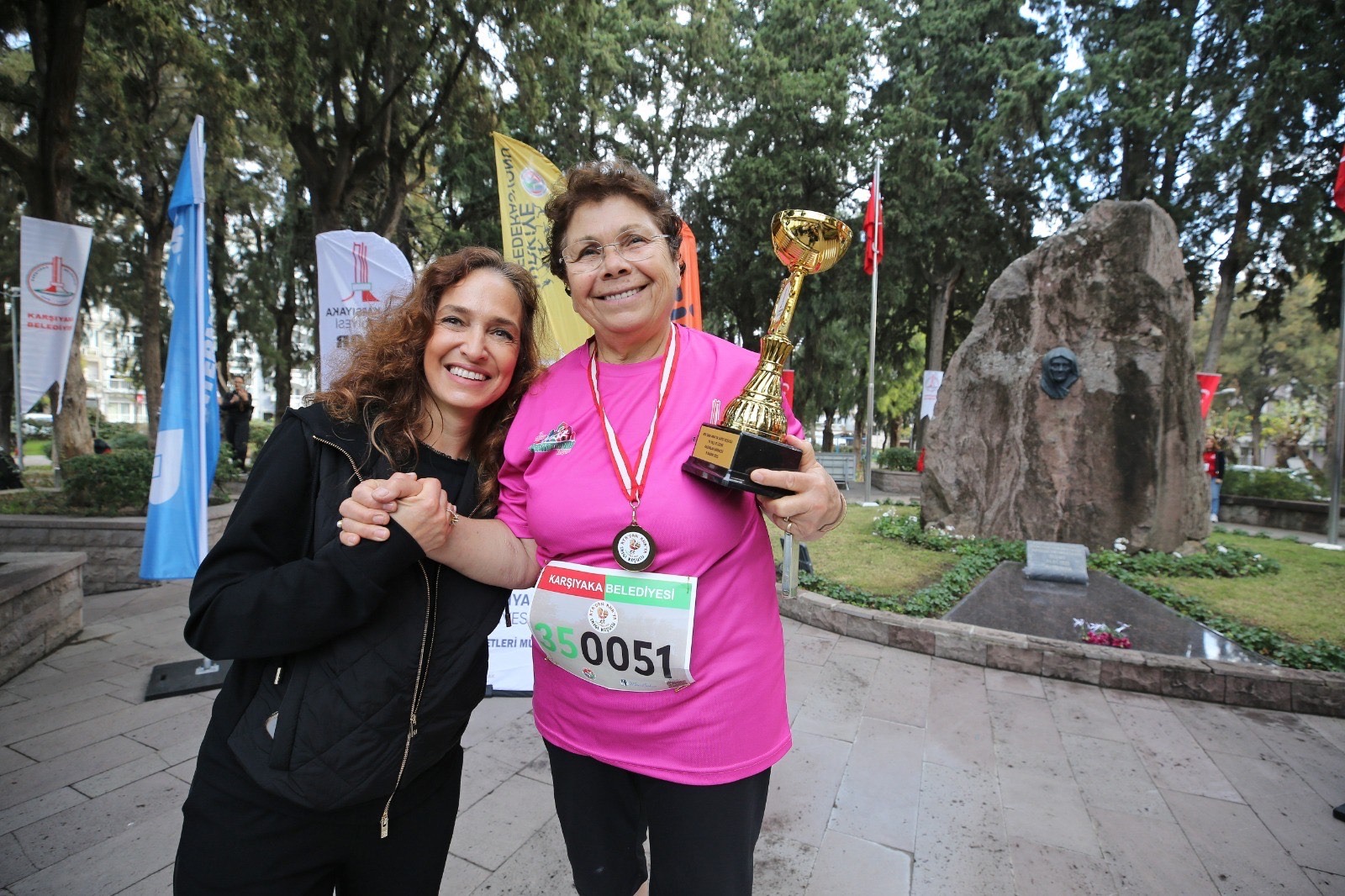 Anıt mezarda duygusal ödül töreni