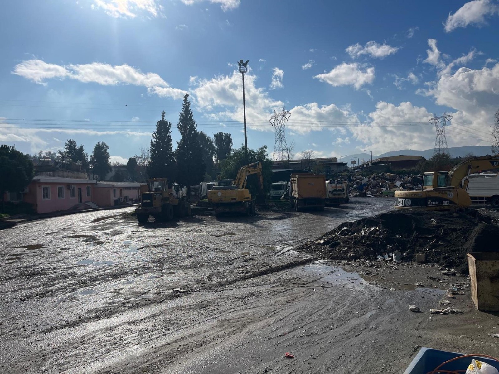 AK Parti'den destek: "Çöp, çukur zihniyeti devam ediyor"